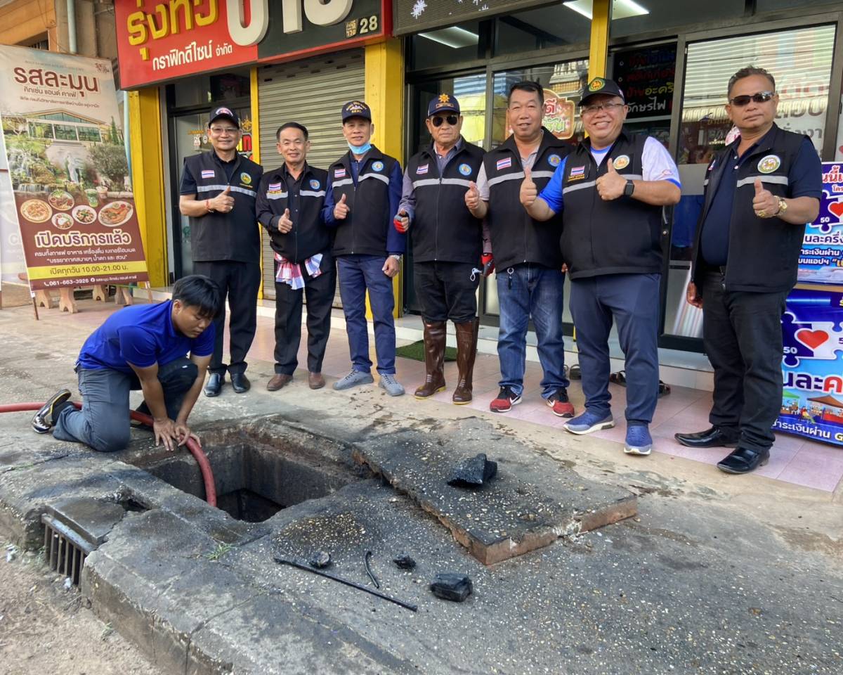 ดำเนินการจัดการสิ่งปฏิกูลและมูลฝอย ท่อระบายน้ำสาธารณะในเขตเทศบาล (ดูดโคลนในท่อระบายน้ำ)บริเวณเส้นทางถนนชนบทบำรุง ถนนพลับผือ ถนนศรีสะอาด ฯลฯ