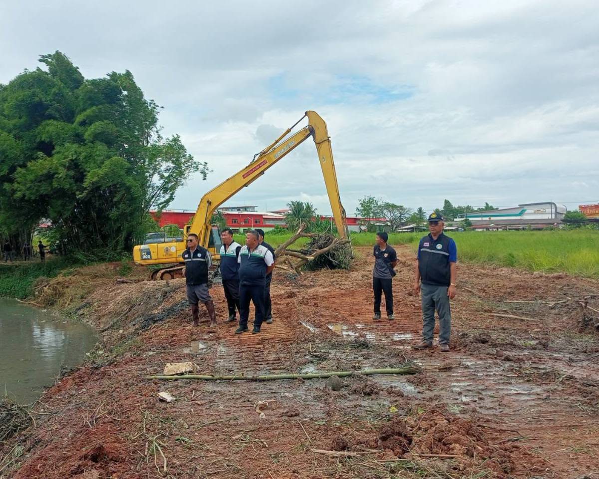 เทศบาลตำบลบ้านผือดำเนินการขุดลอกและบูรณะห้วยเสียว เพื่อฟื้นฟูแหล่งน้ำ กำจัดวัชพืชและตะกอนดิน เพิ่มประสิทธิภาพการกักเก็บและระบายน้ำ