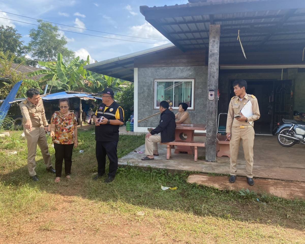 นายไวพจน์ แสงเสนาะ นายกเทศมนตรีตำบลบ้านผือ ได้รับเรื่องร้องเรียนจากประชาชน ว่ามีน้ำท่วมขังบริเวณพื้นผิวถนน ทำให้ไม่สะดวกในการสัญจรไปมา จึงได้ลงพื้นที่พร้อมด้วยสมาชิกสภาเทศบาล ผู้อำนวยการกองช่าง นายช่างโยธา เพื่อหาแนวทางในการแก้ไขปัญหาให้กับประชาชนต่อไป